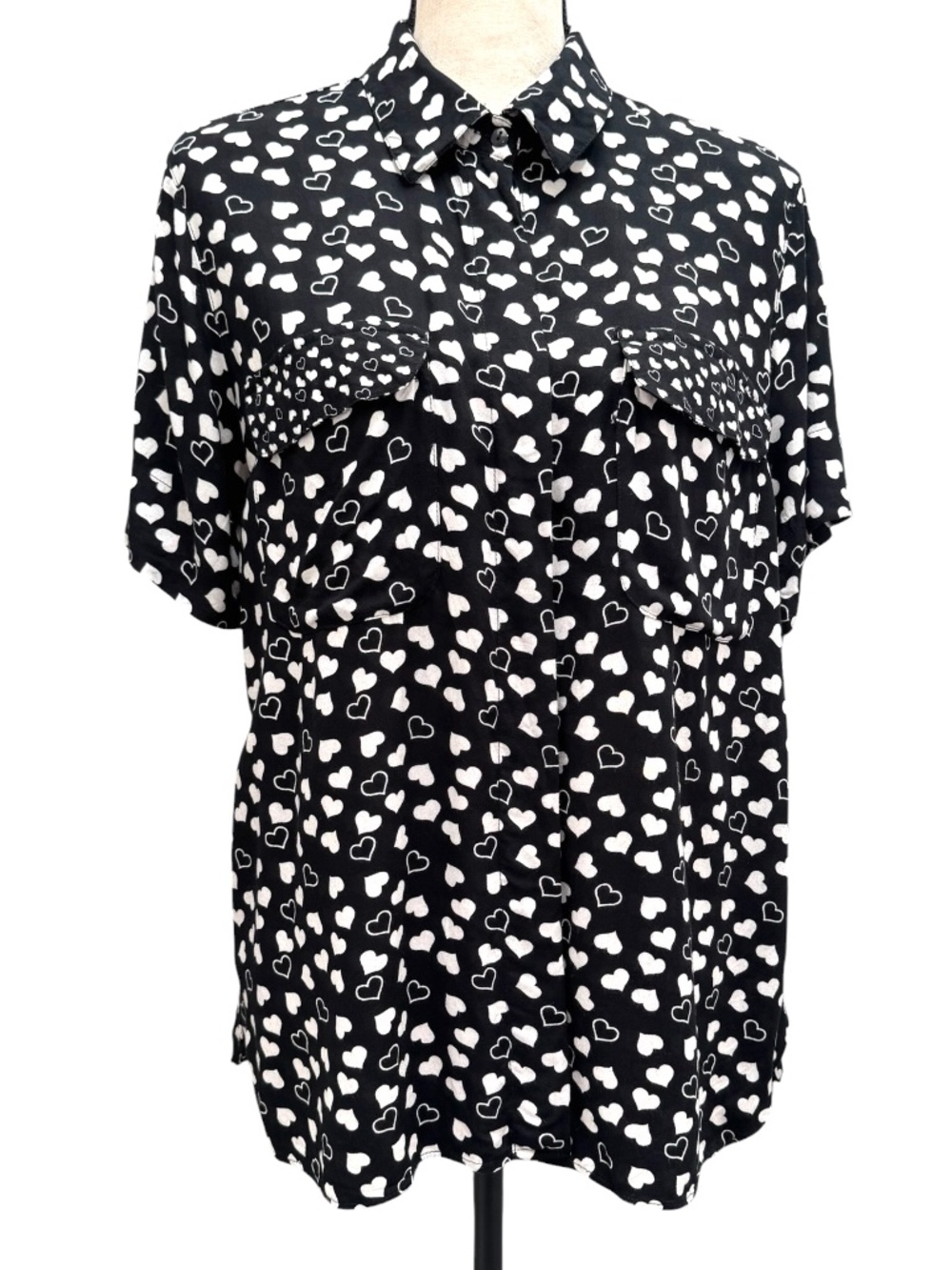 TOPSHOP BLACK & WHITE HEART PRINT SHORT SLEEVE BUTTON DOWN BLOUSE